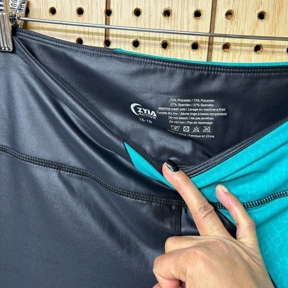 Zyia Jade And Black Leggings - Picture 5 of 5